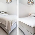 Gg- Modern Townhouse, Families & Couples Only